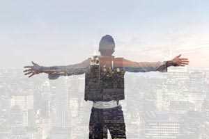 對城市張開(kāi)雙臂的男人背影.jpg 對城市張開(kāi)雙臂的男人背影.jpg